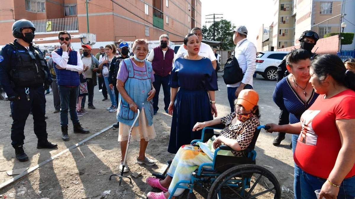 Sandra Cuevas, por segundo día consecutivo en el predio irregular