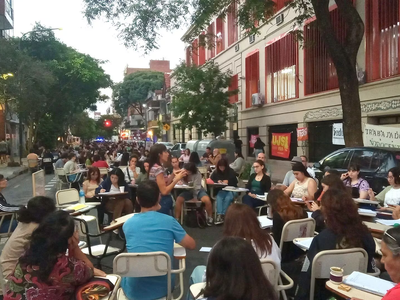El pasacalles que generó polémica: "Roba maridos y mosquita muerta"