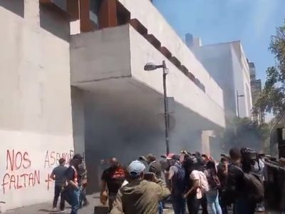 Normalistas de Ayotzinapa revientan puertas de la sede de la Cancillería (Videos)