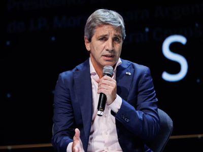 Luis Caputo sobre la inflación: "No puedo forzarlos a tener pesos si no quieren"