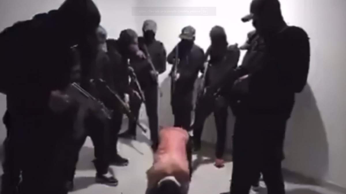 El hombre fue hallado muerto frente a un mercado de Puebla
