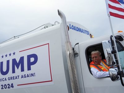 Donald Trump se subió a un camión de basura por esta razón (Video)