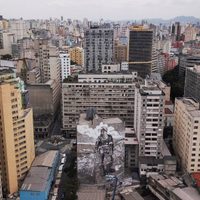 Un artista brasileño usa las cenizas de la Amazonia para pintar un impactante mural en San Pablo