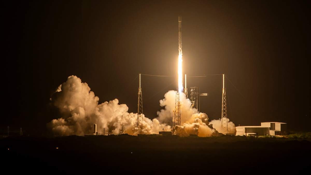 El cohete Falcon 9 de SpaceX, que transporta 21 satélites de internet Starlink, despega de Cabo Cañaveral, Florida, el miércoles 28 de agosto