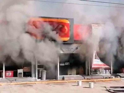 Crimen organizado quema ocho vehículos y una tienda en Ciudad Juárez