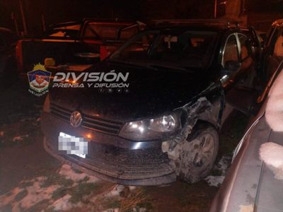 Conductora impactó contra un camión estacionado en Centenario
