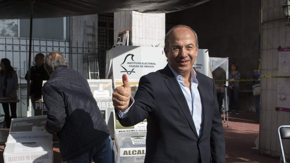 Felipe Calderón al emitir su voto en las elecciones de 2018