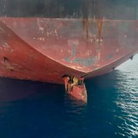 Guardacostas españoles encontraron a tres inmigrantes que viajaron en el timón de un barco
