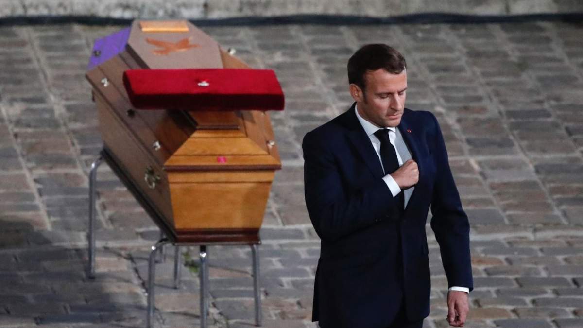 El presidente de Francia, Emmanuel Macron, se marcha tras presentar sus respetos ante el ataúd del maestro asesinado Samuel Paty en el patio de la Universidad Sorbona durante un funeral oficial, el miércoles 21 de octubre de 2020 en París