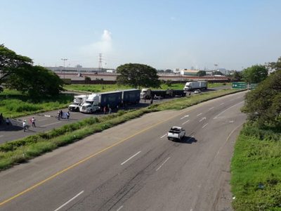 Integrantes de la CNTE bloquean vías en Michoacán; exigen pago de bonos y plazas
