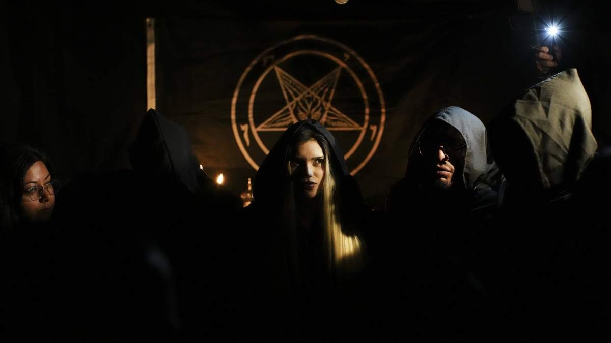 Satariel, en el centro, miembro del Templo de Satán: Satanistas y Luciferinos de Chile, participa en una celebración pagana celta en Santiago, Chile