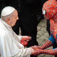 El papa Francisco recibió la sorpresiva visita de “Spiderman” en el Vaticano