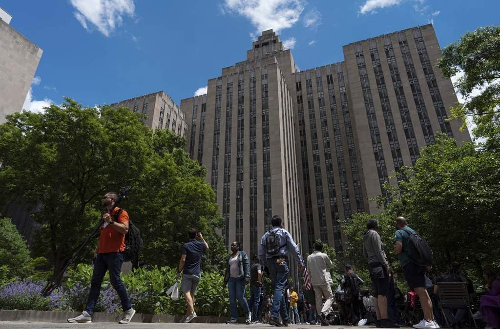 ARCHIVO - Gente pasa junto al edificio de la Corte Penal de Manhattan, miércoles 29 de mayo de 2024 en Nueva York