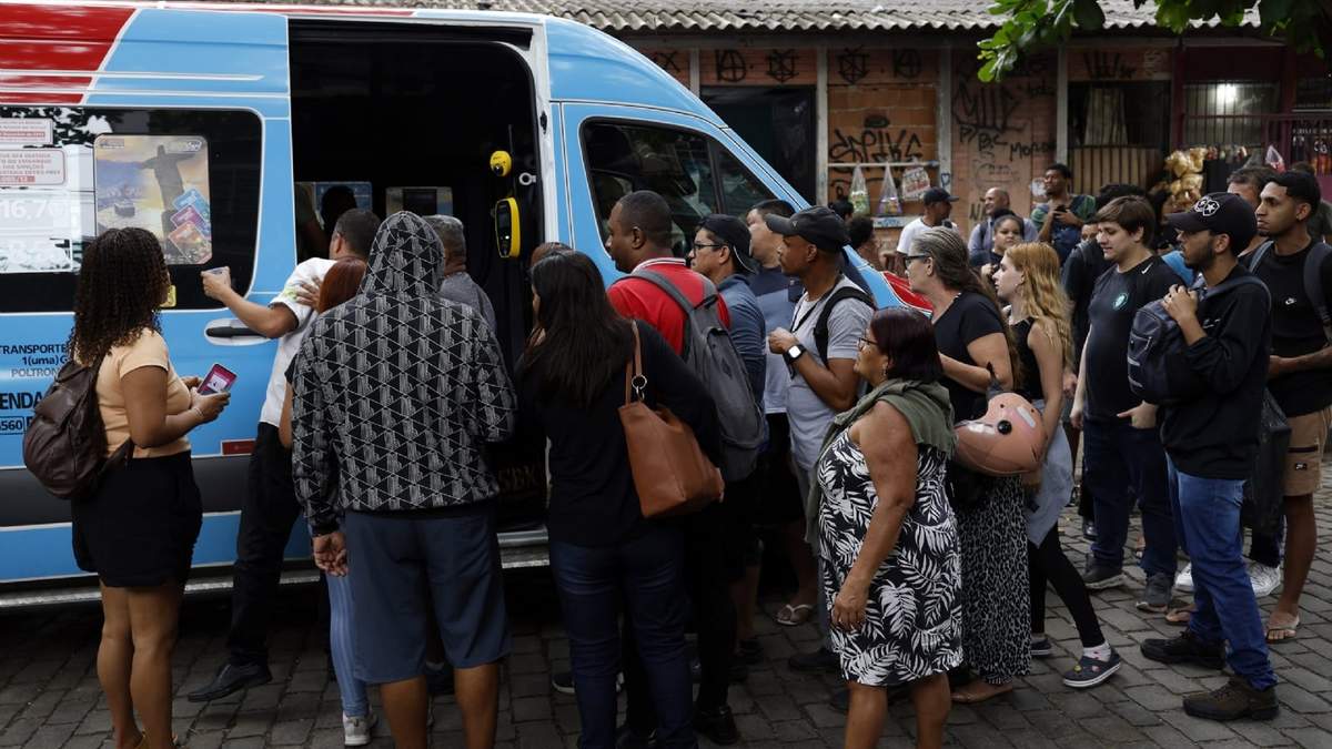 Al menos 20 personas murieron hoy martes producto de un amplio operativo de las fuerzas de seguridad brasileñas en varias favelas o barrios populares de la zona norte de la ciudad de Río de Janeiro contra el grupo criminal “Comando Vermelho”, informaron autoridades locales.