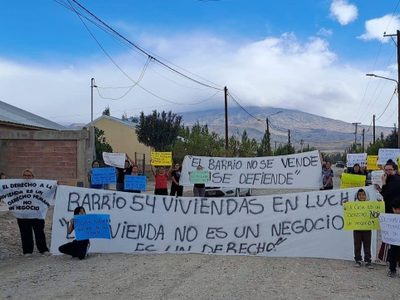 Vecinos de Buta Ranquil reclaman respuestas por cuotas impagables en viviendas sociales