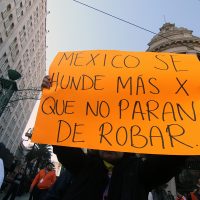 Protestas en Congreso de NL frustran convivio entre diputados y militares