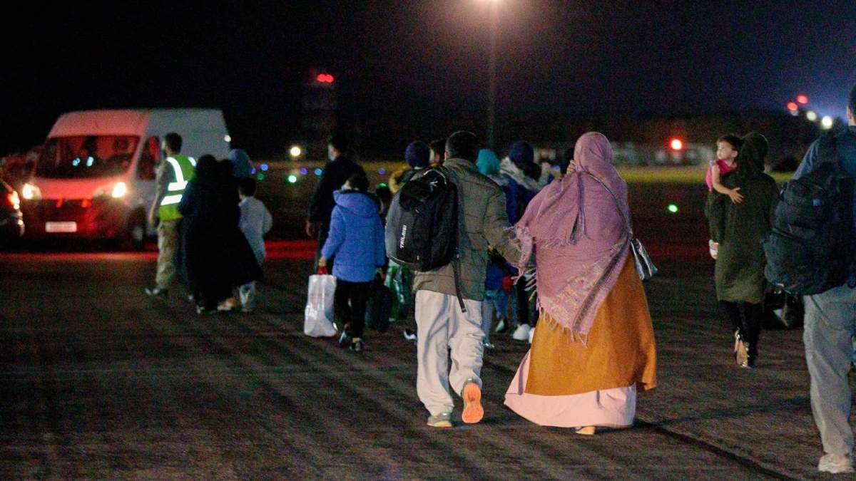 Afganos evacuados llegan a Reino Unidos