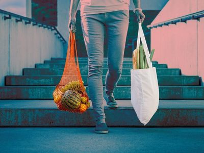 Bolsas de la compra recicladas: cómo convertirlas en un práctico organizador para el baño o el placard