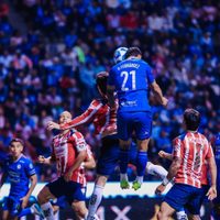 Cruz Azul supera 2-1 a Chivas y le corta su paso perfecto en la Liga MX