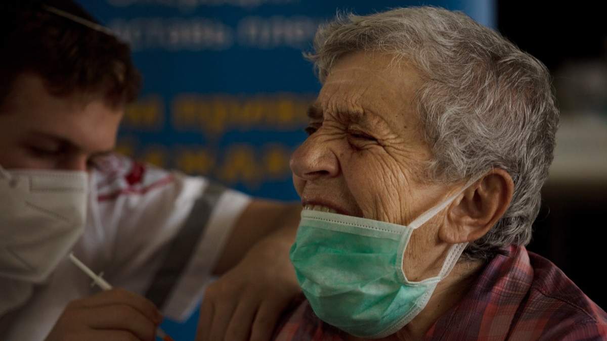 Una mujer israelí recibe vacuna anti covid