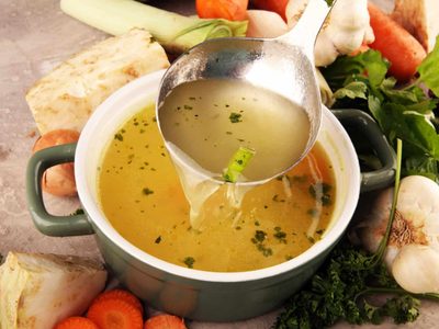 No compres nada: la forma de hacer un caldo de verduras casero sin gastar ni un solo peso