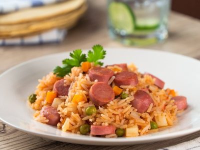Arroz con salchichas: sin gastar fortuna en el supermercado, prepará esta versión rica y bien jugosa