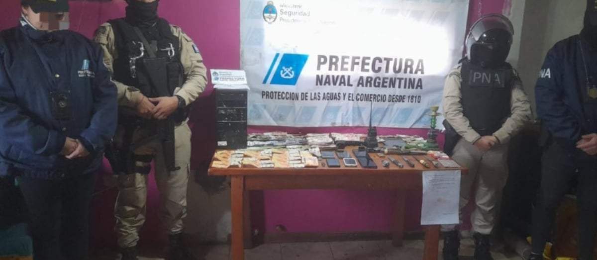 Prefectura secuestró dinero en efectivo, teléfonos y armas blancas. Fuente: (Prefectura Naval)