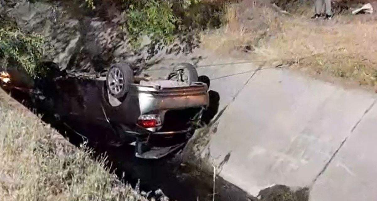 El vehículo quedó en el interior del zanjón con sus cuatro ruedas hacia arriba. Fuente: (Web La Voz)