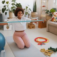 Solo necesitás un palo de escoba: mirá esta rutina de ejercicios exprés para entrenar en casa y no gastar en el gym