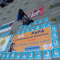 Familiares de víctimas de desaparición forzada conmemoran Día del Padre en Estela de Luz
