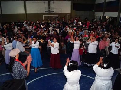 Vecinos de Villa La Angostura celebraron la cena de Antiguos Pobladores