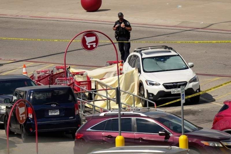 La policía trabaja en la escena de un tiroteo fatal en Target, en Research Parkway, Austin, Texas, el lunes 11 de agosto de 2025.
