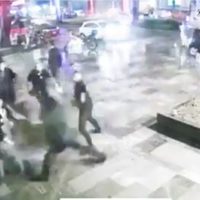 Se viraliza una golpiza que supuestos cadeneros de un bar dan a un joven en Puebla (Video)