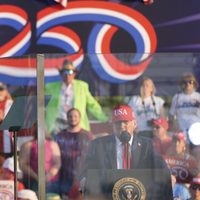 Trump se celebra a sí mismo en la conmemoración de la independencia de EU
