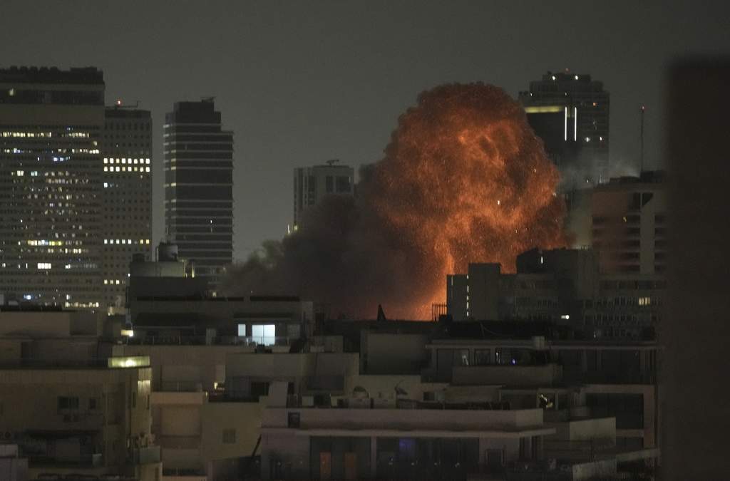 Humo y fuego se elevan por una explosión, causada por un misil iraní en Tel Aviv, el domingo 15 de junio de 2025
