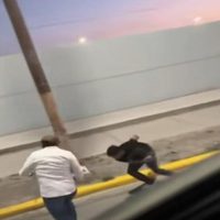 Agreden y persiguen a reportero en plena trasmisión en vivo en Saltillo (Video)