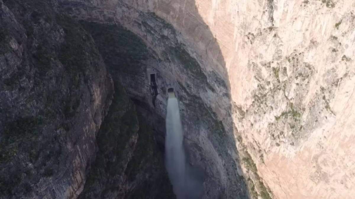 Desfogue de la presa Zimapán en Querétaro, este viernes 5 de septiembre de 2025