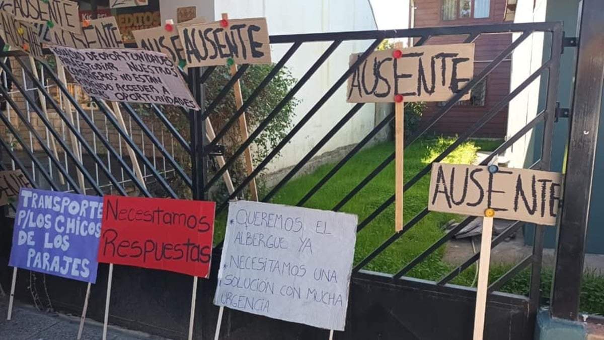 La comunidad educativa de Aluminé pide la finalización del edificio en obras. Fuente: (Facebook)