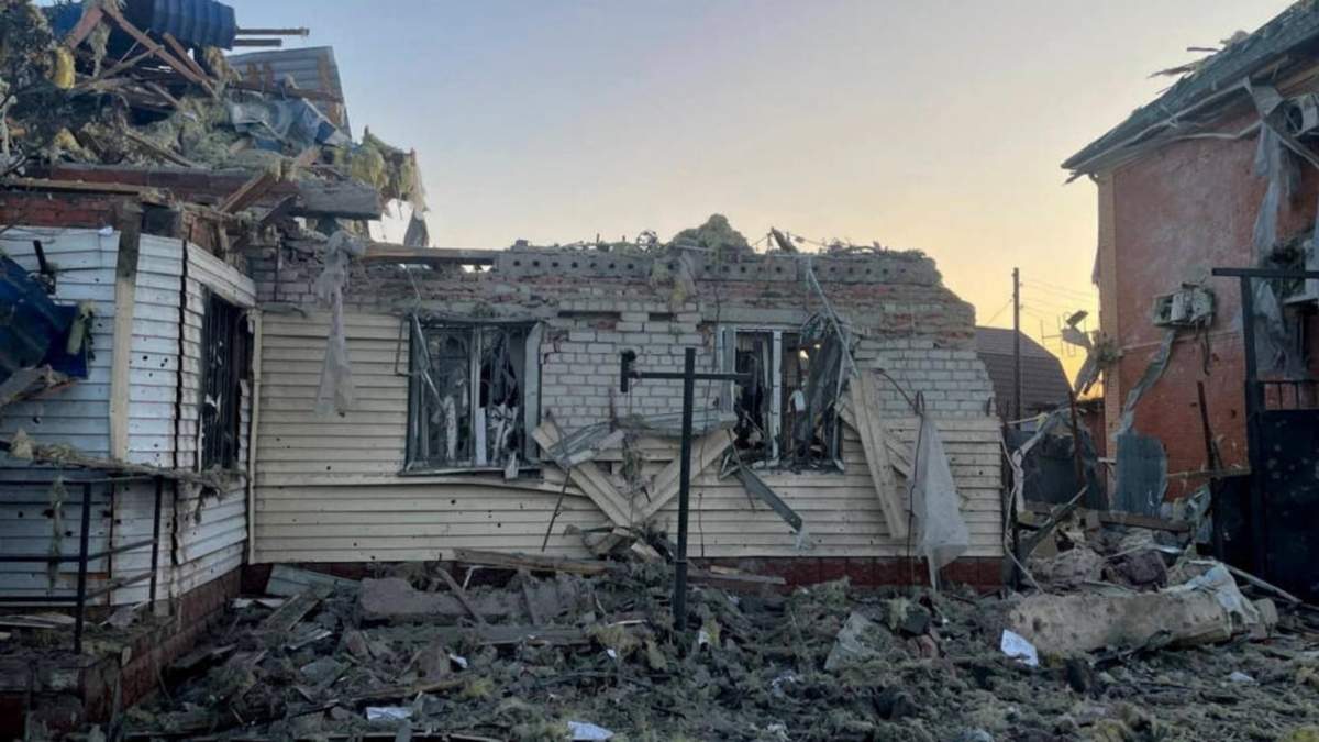 Una vista muestra una casa dañada después de lo que las autoridades locales llamaron un ataque militar ucraniano, en el curso del conflicto entre Rusia y Ucrania en la ciudad de Sudzha, en la región de Kursk, Rusia