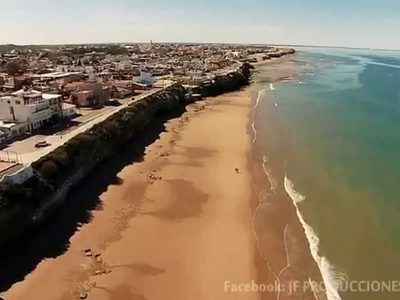 Mujer de 100 años de Río Negro cumplió su sueño de meterse al mar