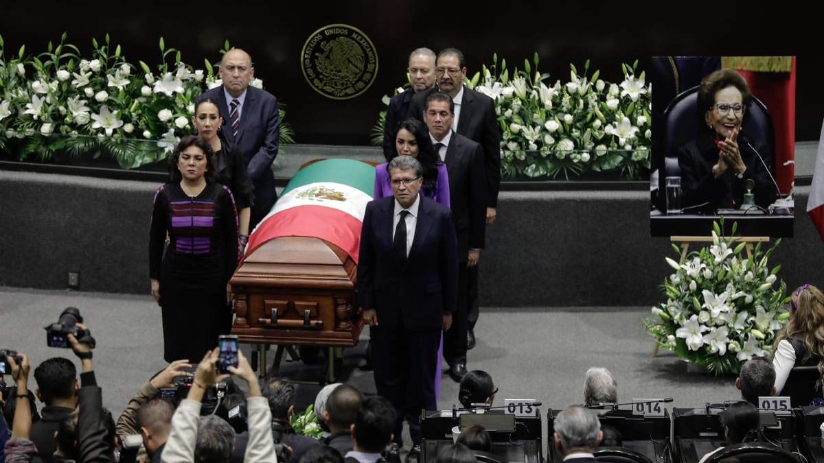 Homenaje de cuerpo presente a la maestra Ifigenia Martínez