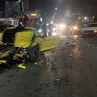 Conductor huye tras chocar dos vehículos y destrozar su Mustang en Puebla