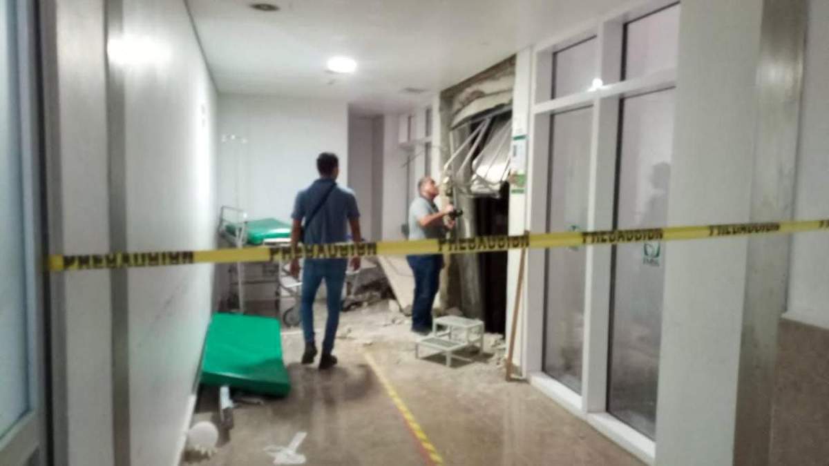 Trabajos de investigación al interior del IMSS Playa del Carmen para esclarecer el accidente en donde murió una menor de edad