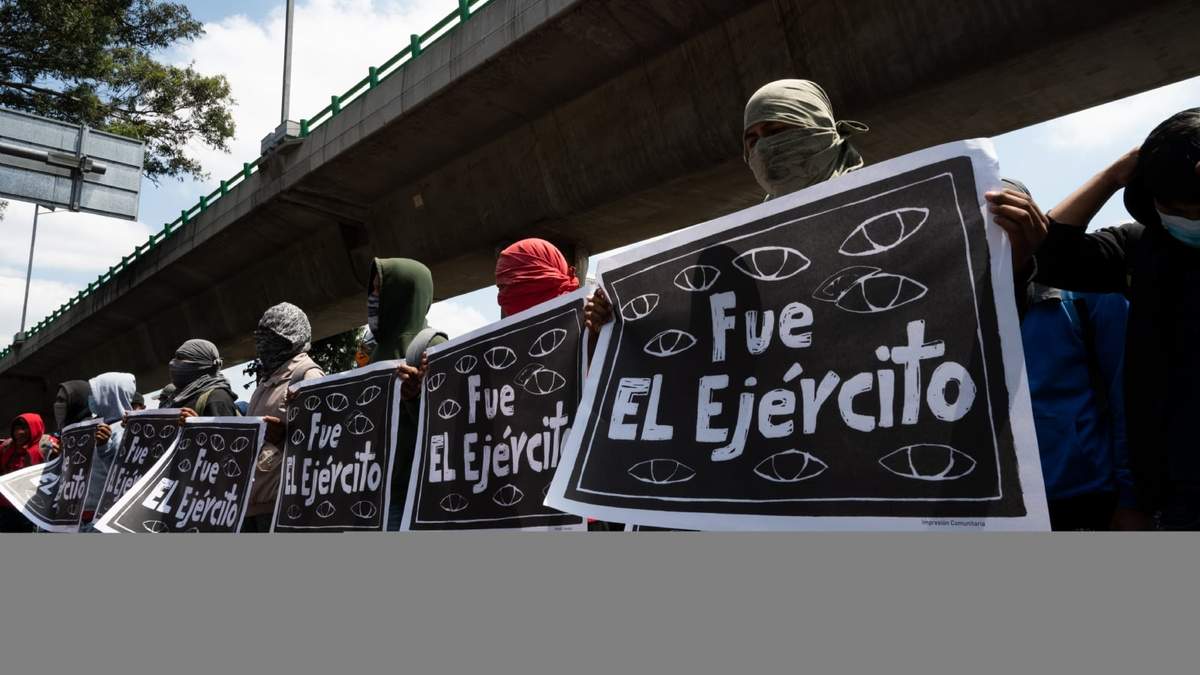 En la imagen, una protesta en el Campo Militar Número 1 contra implicados en la desaparición de los 43 normalistas