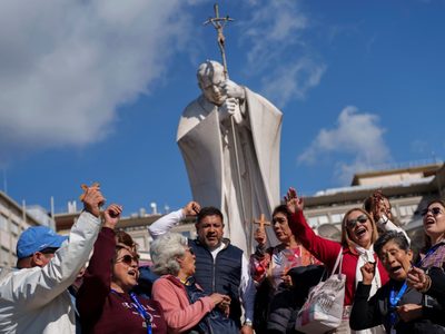 Papa Francisco graba saludo en audio desde el hospital; esto es lo que dijo