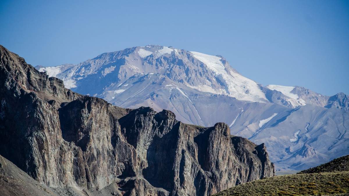 El cerro y el volcán Domuyo. Fuente: (@Martin___Ortiz)