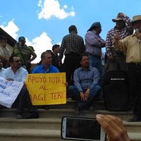 Maestros y padres de familia retienen a funcionarios en Chiapas