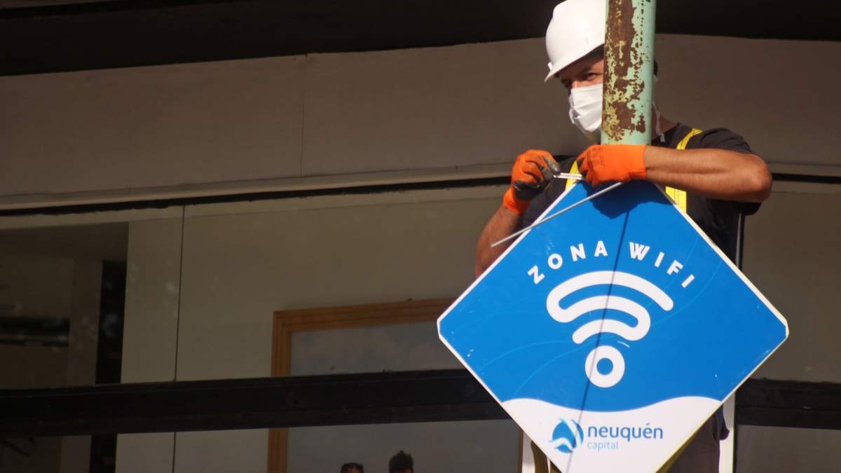 Colocación del cartel de WiFi gratuito en la ciudad. Fuente: (Twitter)
