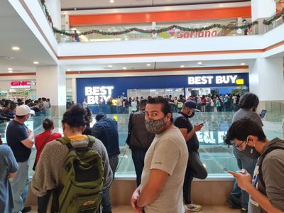 Aglomeraciones por venta de liquidación obligan a Best Buy a cerrar sus tiendas