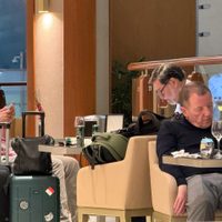 Se viraliza imagen de Noroña en presunta sala VIP de Dubai